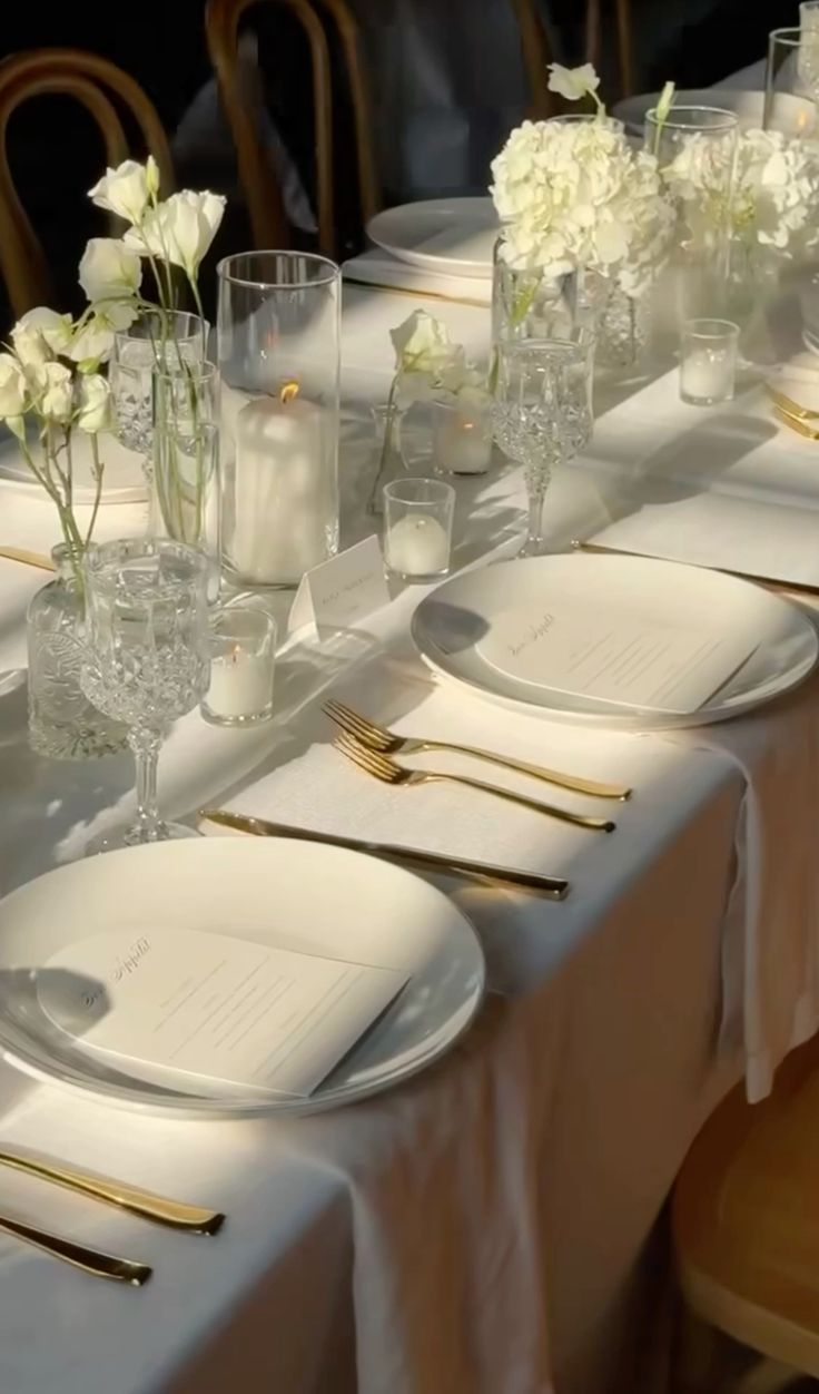 Focus sur une table de mariage minimaliste avec des fleurs et bougies au centre de la table