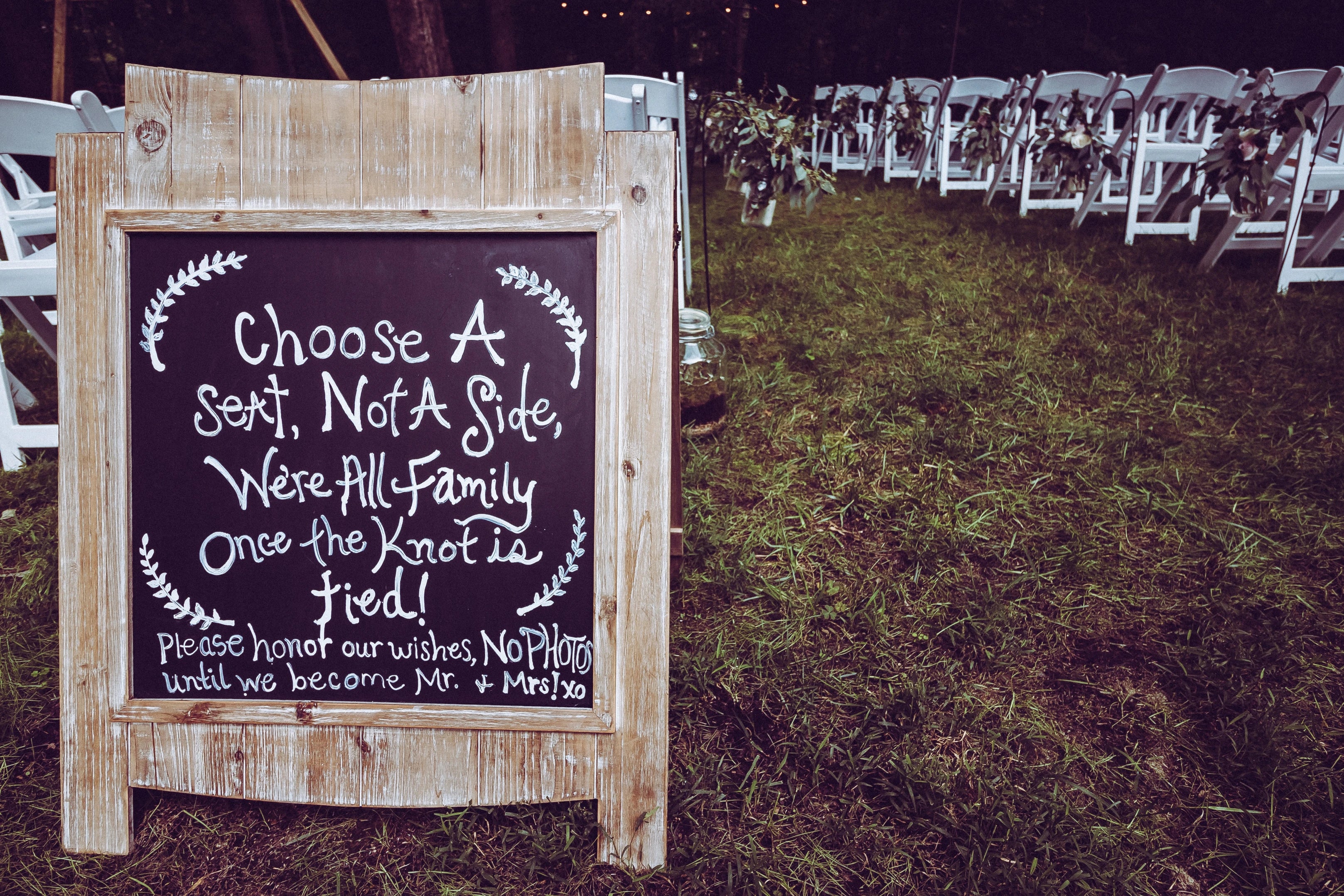 Tableau noir avec une inscription sur les instructions pour les invités pour le mariage