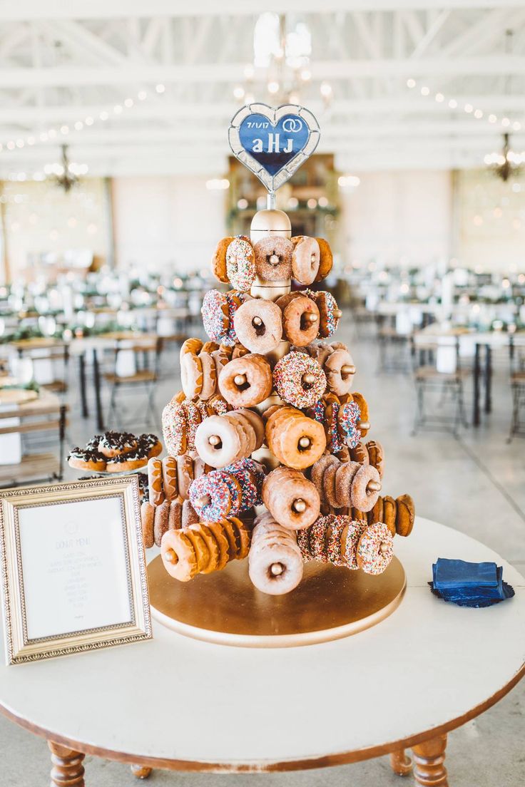 donuts positionner en tour sur une table pour une animation de mariage