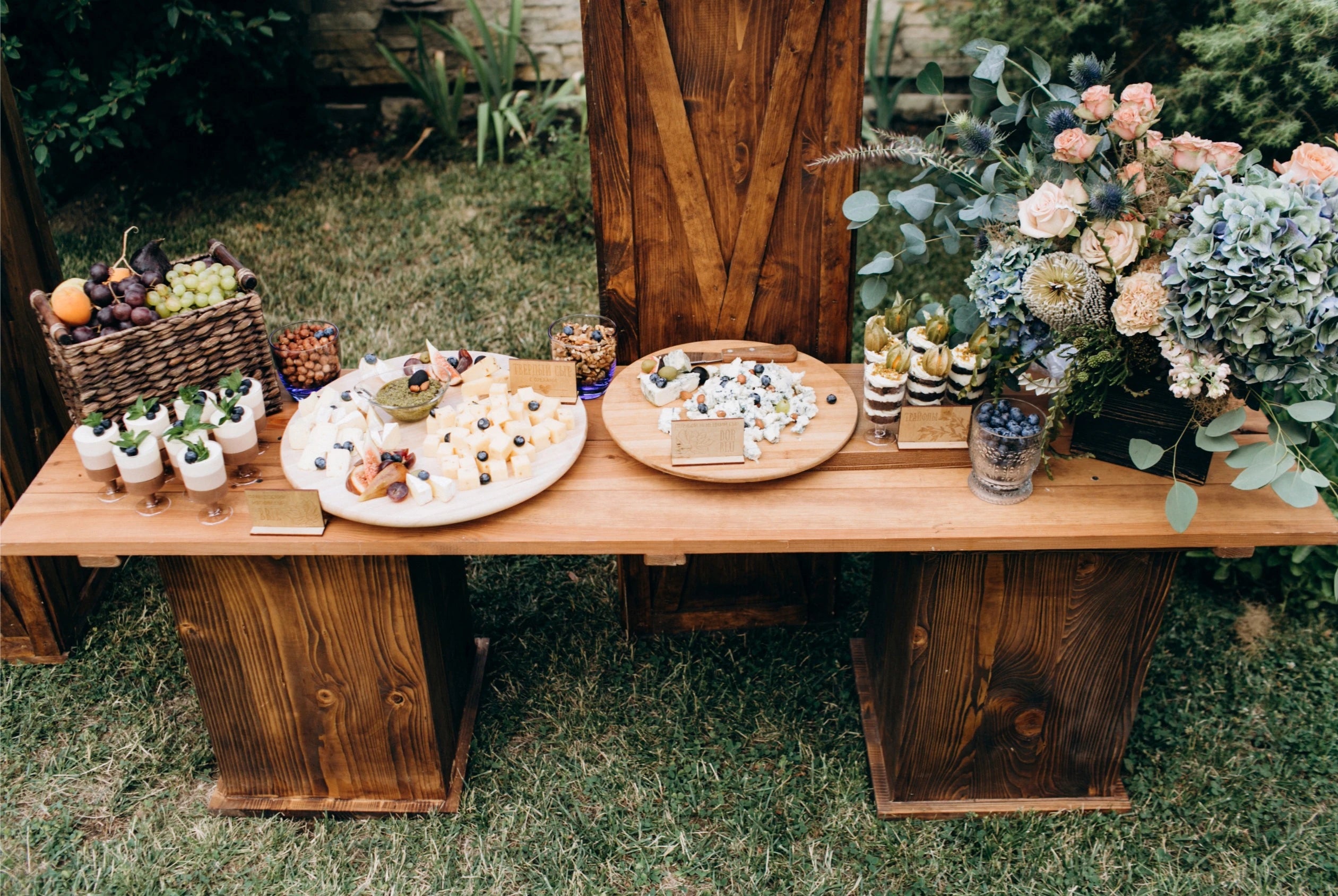 Buffet pour les invités d'un mariage hivernal en extérieur