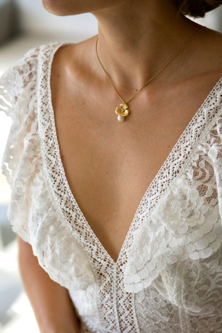 Heureuse necklace - Cultured pearl floral jewel