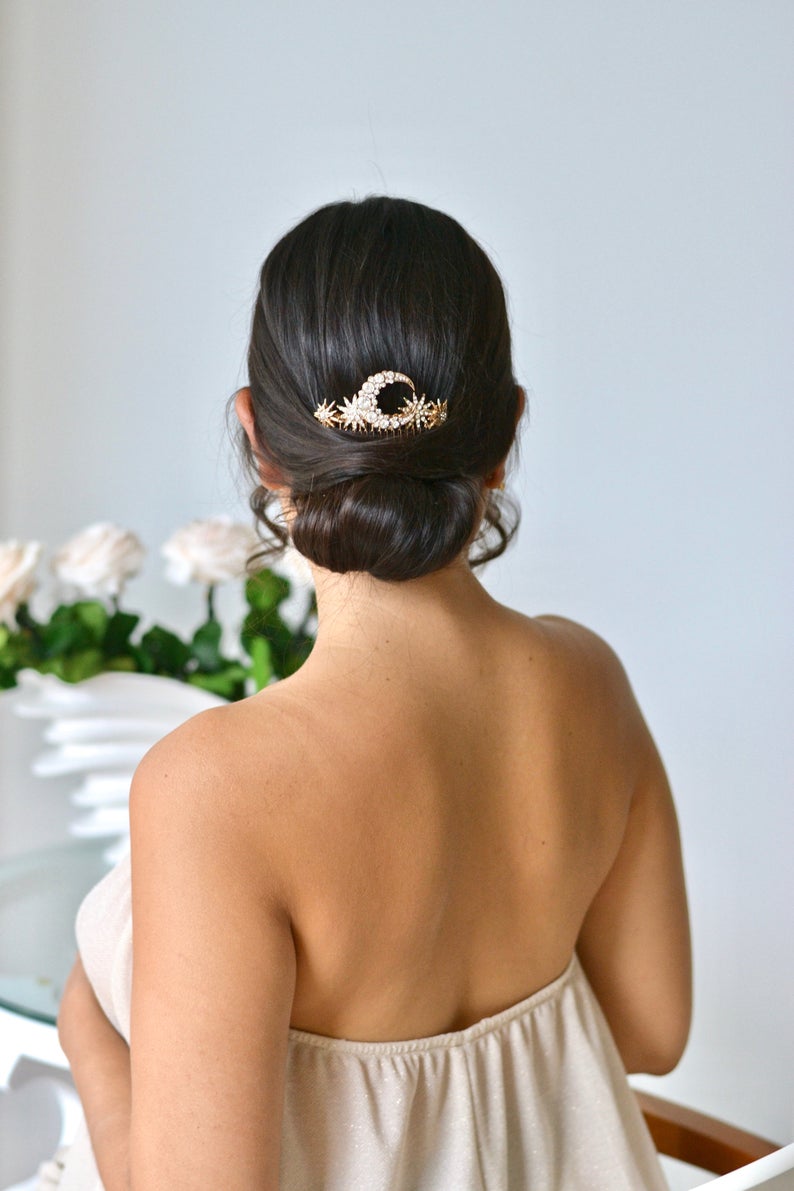 mariée le jour de son mariage portant un peigne mariage céleste sur son chignon bas