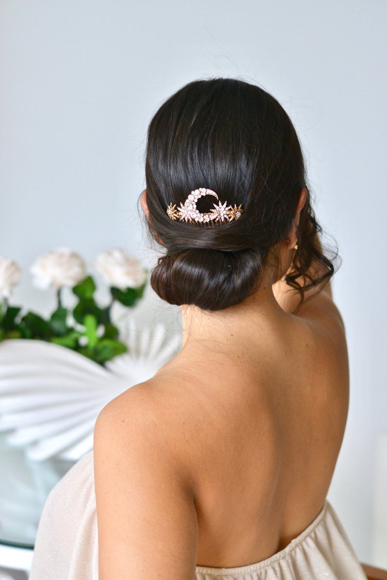 coiffure de mariage chignon bas avec un peigne céleste en forme de lune et d'étoiles