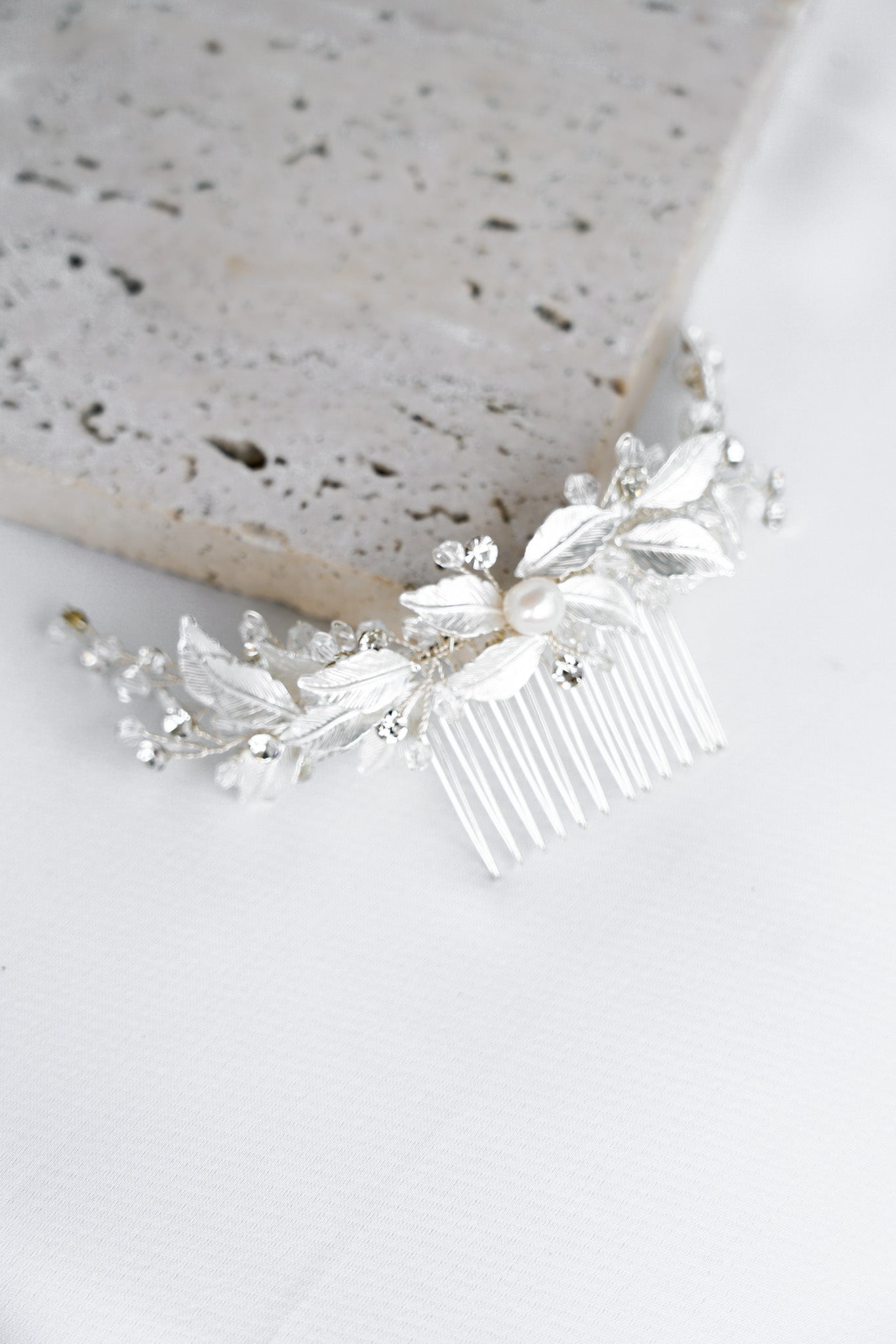 peigne mariage argent avec des perles naturelles et des cristaux dans un esprit vintage