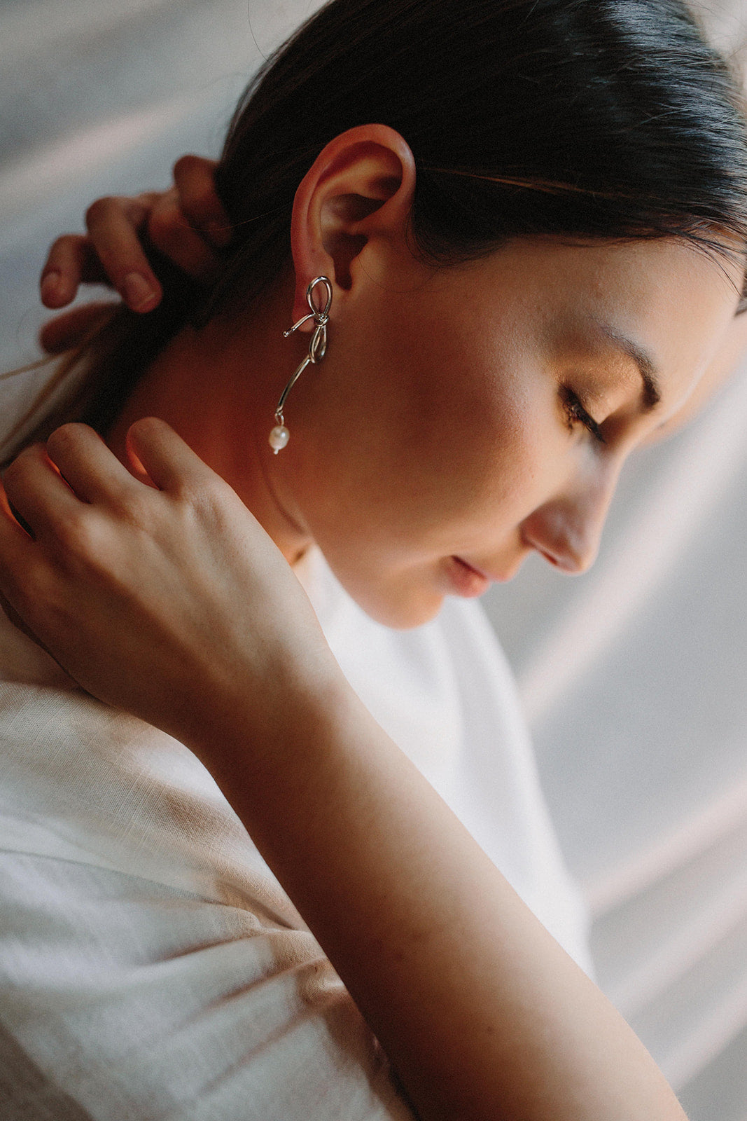 boucles d'oreilles mariage en argent en forme de noeud avec une perle